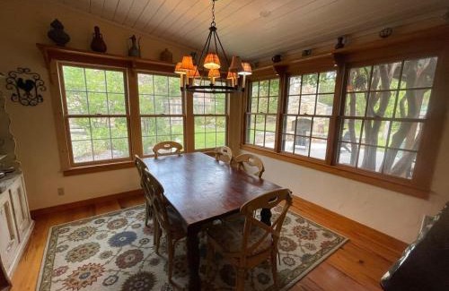 Fredericksburg Casa | Crockett and Creek B&B 1 block to Main St