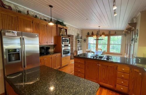 Fredericksburg Casa | Crockett and Creek B&B 1 block to Main St