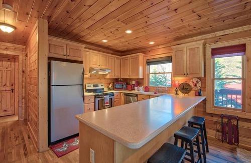 Maggie Valley Cabina | Crockett's Meadow! Hot Tub, Fast Wifi, Cable TV, Fire Pit, Gas Grill! See Elk!