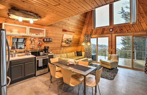 Crofton Cabina | Crofton Cabin w/ Tropical Hut & Water Views!