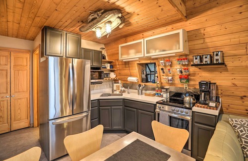 Crofton Cabina | Crofton Cabin w/ Tropical Hut & Water Views!