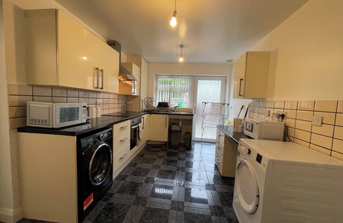 Liverpool Casa | Crompton Haven. 4 Rooms 1min to Croxteth Hall & Country Park.14 min to Anfield.