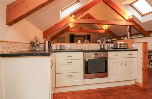 Tiverton Casa | CROOKE BARN, pet friendly, with hot tub in Tiverton