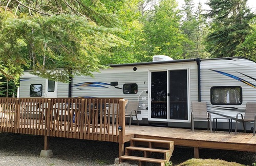 Nevis Casa | Camper torcido con impresionantes vistas a pocos pasos del lago