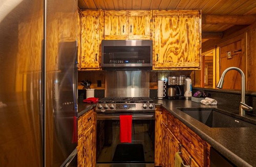 Sautee Nacoochee Cabina | Crooked Creek Cabin - Renovated, Vintage Log Cabin Waterfront Property