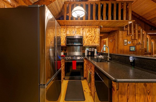Sautee Nacoochee Cabina | Crooked Creek Cabin - Renovated, Vintage Log Cabin Waterfront Property