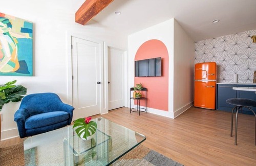 Westside Casa | ✰ CROSLEY SUITE ✰ Just Blocks to King St!