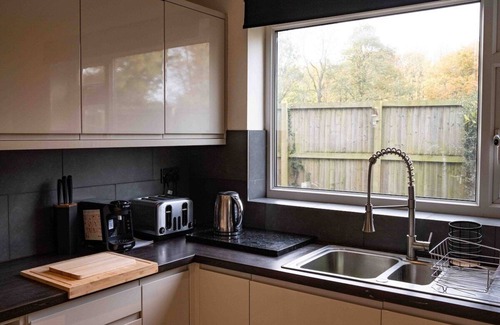 Leeds Casa | Cross Lane Cottage - Luxury Group Hot Tub Stay