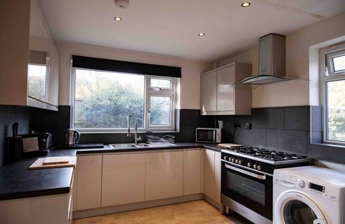 Leeds Casa | Cross Lane Cottage - Luxury Group Hot Tub Stay