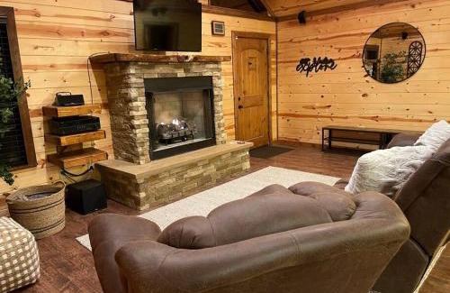 Pickens Casa | Cross Timbers Cabin on Private 12.5 Acres + Hot Tub