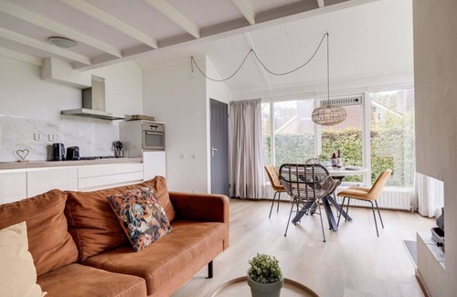 Zwiggelte Casa | Crossbill I Chic Holiday Home with Wide Garden