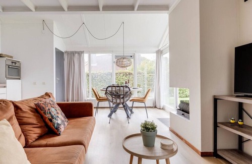 Zwiggelte Casa | Crossbill I Chic Holiday Home with Wide Garden