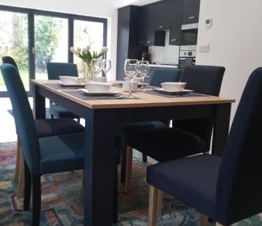 Newark Casa | Crossing Cottage Sleeps 6 Parking, Family & Contractors Newark
