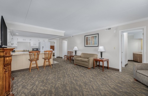 Gatlinburg Hotel | Crossroads Inn & Suites