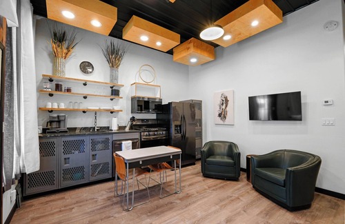 Carthage Apartamento | Crossroads Suite: Steps Away from Historic Rt. 66 and Carthage Square