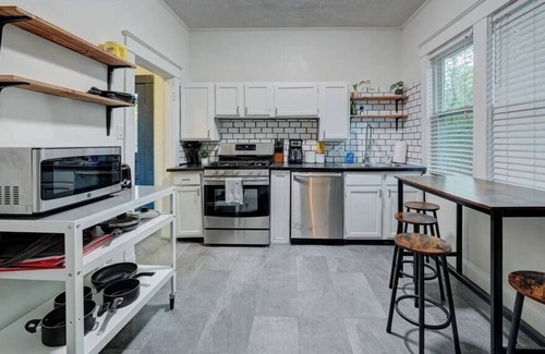 Crosstown Casa | 🏡Crosstown Cutie on V/E Greenline Pet Friendly🐶