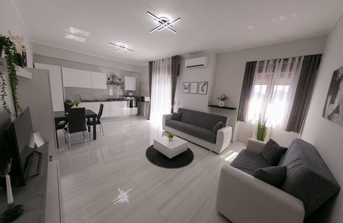 Crotone Apartamento | [Croton 5 ⭐ ⭐ ⭐ ⭐ ⭐] Luxury Apartment: Free Parking, Netflix, Wi-Fi