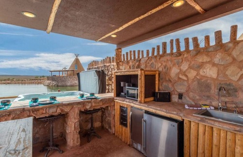 Virgin Alquiler De RV | Crow Tipi by the Pond with 1 King Bed, Hot Tub and Outdoor Kitchen Unit #36