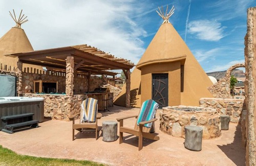 Virgin Alquiler De RV | Crow Tipi by the Pond with 1 King Bed, Hot Tub and Outdoor Kitchen Unit #36