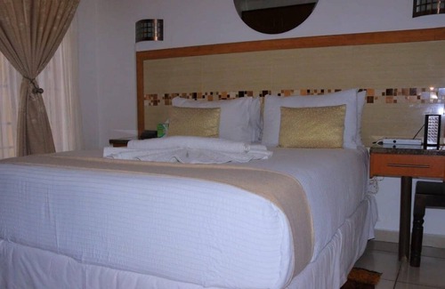 Francistown Casa | Crown Bed & Breakfast