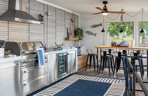 Horseshoe Bend Casa | Crown Lake Moat House - 3 Ensuite Bedrooms, Lakefront w hot tub and much more!