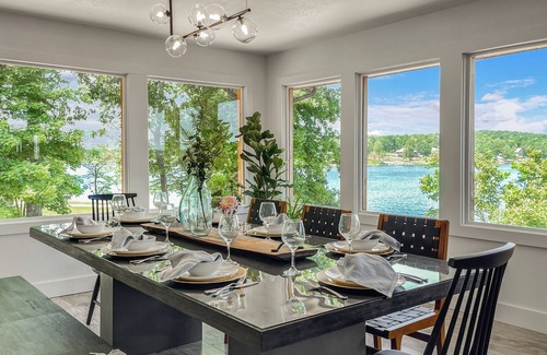 Horseshoe Bend Casa | Crown Lake Moat House - 3 Ensuite Bedrooms, Lakefront w hot tub and much more!