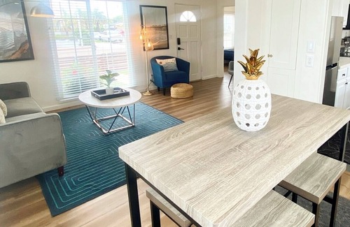 Crown Point Casa | Crown Point 2B Home w/ Backyard 2 Blocks to Bay