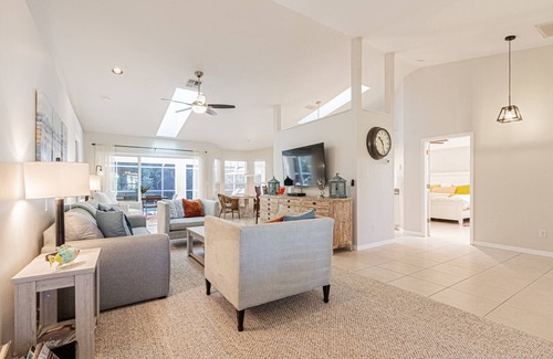Crown Pointe Casa | Crown Pointe- Home w/ 3BR,3BA-2 master suites w/direct pool access & w/private garden views