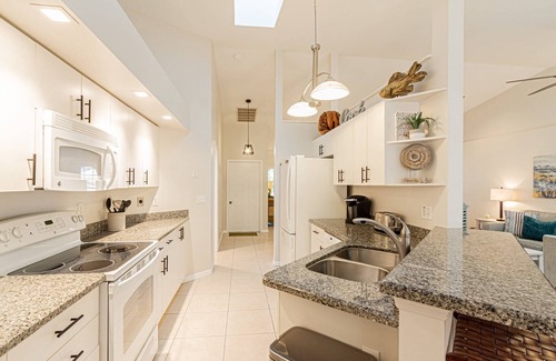 Crown Pointe Casa | Crown Pointe- Home w/ 3BR,3BA-2 master suites w/direct pool access & w/private garden views