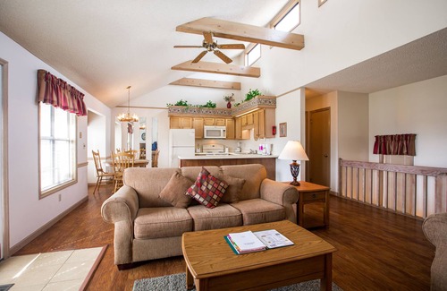 Lake Tansi Condominio | Crown Resorts Lake Tansi West 2 Bedroom, 2 Bathroom Condo w/ 1 King, 2 Full Beds