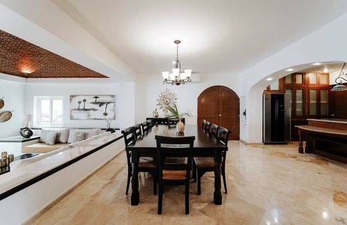 Puerto Morelos Villa | Crown Villa - Luxury Beachfront 8 bedroom property