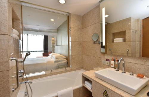 Nanqu Subdistrict Hotel | Crowne Plaza Zhongshan Wing On City by IHG