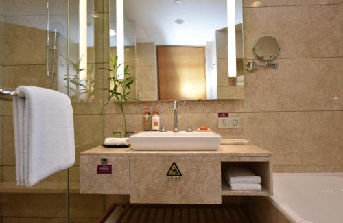 Nanqu Subdistrict Hotel | Crowne Plaza Zhongshan Wing On City by IHG