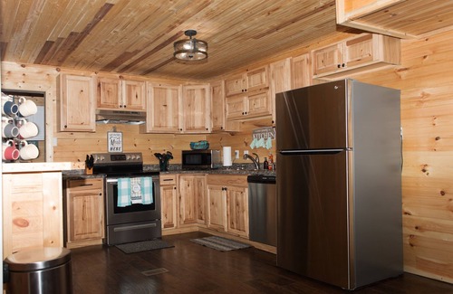 Paducah Cabina | Crowns' Cabin at Ramp 11 Retreat by Concord Sun