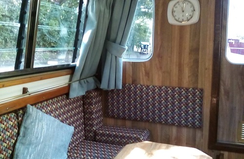 Barnoldswick Alquiler De Eote | Hermoso canal Narrowboat 'Ellis Belle' para alquilar de Tranquil Greenberfield