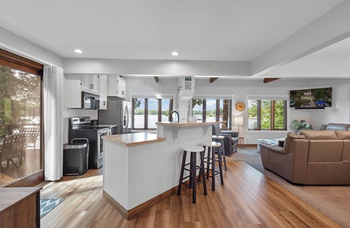 Plymouth Casa | Crystal Clear Lake, Hot Tub, Kayaks, SUP & Firepit