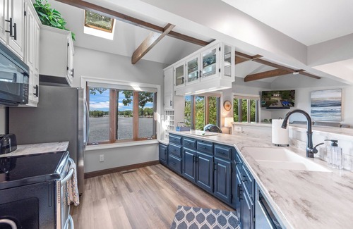 Plymouth Casa | Crystal Clear Lake, Hot Tub, Kayaks, SUP & Firepit