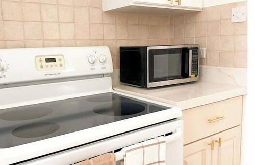 Christie Condominio | Crystal Court Condo - 2 bedroom in gated community