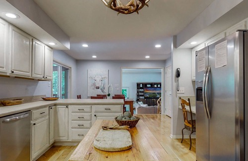 Sapphire Cabina | CRYSTAL CREEK ARCADE HOUSE! Big Creek + Arcade Room + Decks + Resort Amenities!