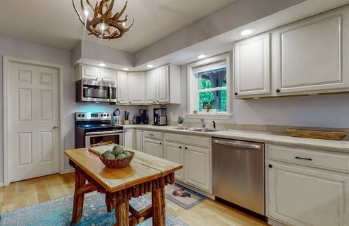 Sapphire Cabina | CRYSTAL CREEK ARCADE HOUSE! Big Creek + Arcade Room + Decks + Resort Amenities!