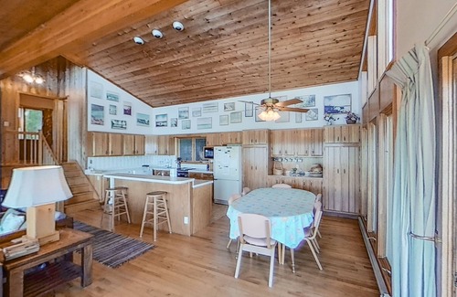Frankfort Cabina | Crystal Lake retreat w/terrific lake views, private waterfront, firepit, 2 bikes
