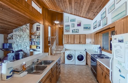 Frankfort Cabina | Crystal Lake retreat w/terrific lake views, private waterfront, firepit, 2 bikes