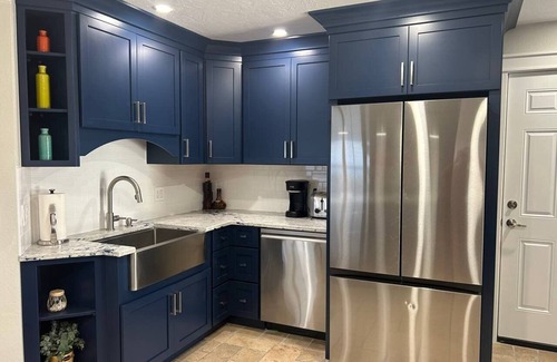 Siesta Key Villa | Para mayor privacidad, le ofrecemos esta villa que flanquea nuestro atractivo bulevar con palmeras.