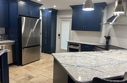 Siesta Key Villa | Para mayor privacidad, le ofrecemos esta villa que flanquea nuestro atractivo bulevar con palmeras.