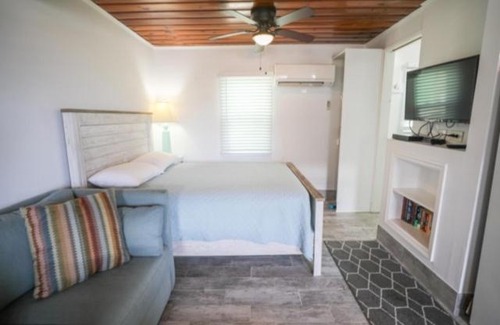 Kure Beach Casa | Crystal Shores Unit 3 - Irresistible Charming Beach Retreat villa