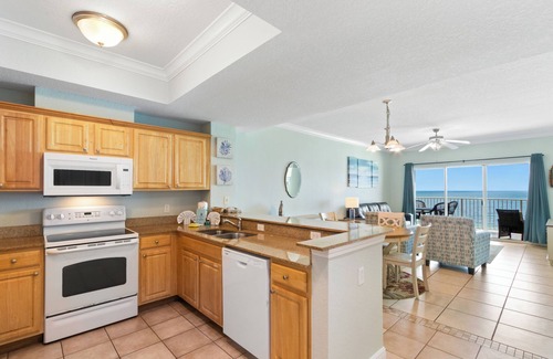 Gulf Shores Condominio | Crystal Shores West Condos by Hosteeva