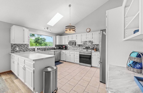 Linn Creek Casa | Crystal Springs - Lakefront with Hot Tub!