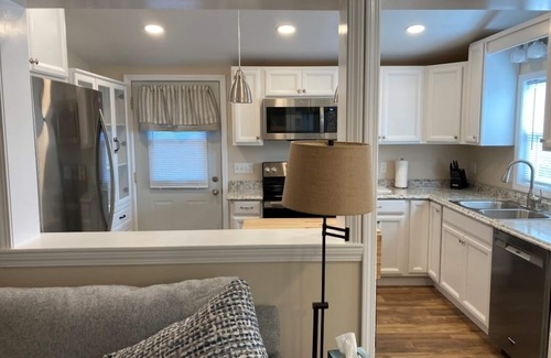 Lake Township Apartamento | Crystal View Lakeside steps to Crystal Lake Beach and amazing sunsets