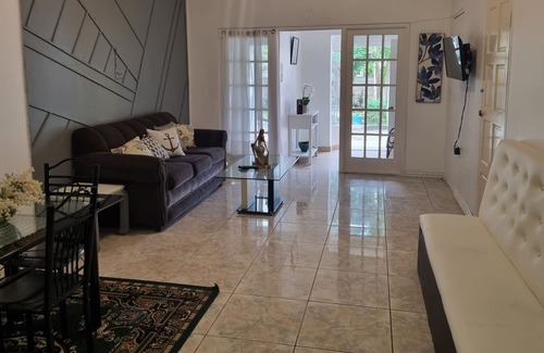 Tower Isle Cama Y Desayuno | Csompo Empire one bedroom apt