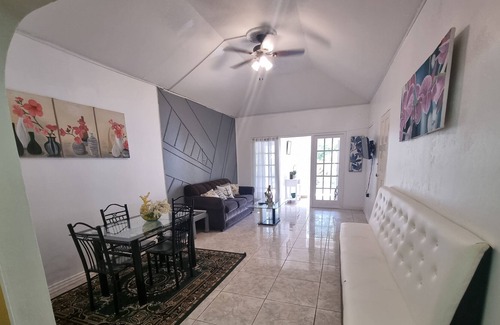 Tower Isle Cama Y Desayuno | Csompo Empire one bedroom apt